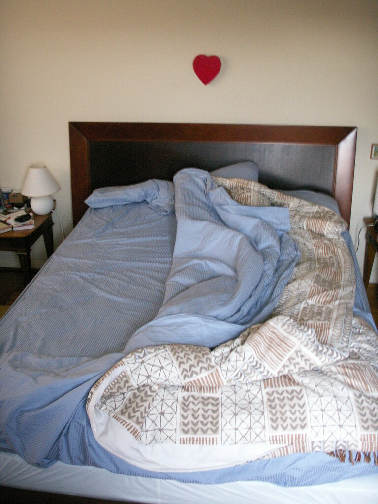 Couverture cosy sur un lit (photo libre de droit, placeholder)