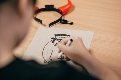 Enfant en train de dessiner/colorier (photo libre de droit, placeholder)
