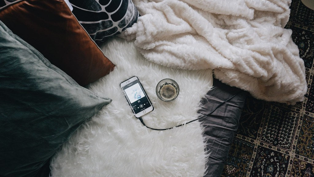 Ambiance cocooning avec couverture (photo libre de droit, placeholder)